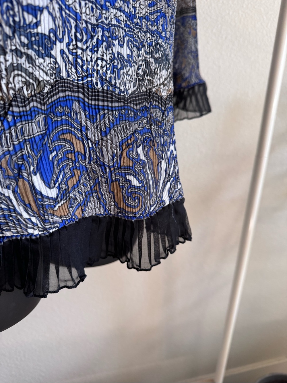 ALBERTO MAKALI Blue, Brown & Black Printed V-Neck Ruffle Top SZ MEDIUM - Picture 5 of 9